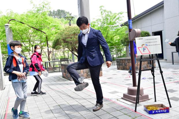 중구종합사회복지관 벼룩시장 격려