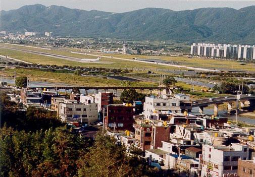 병영성에서 본 산전교 부근의 현모습(2000년)