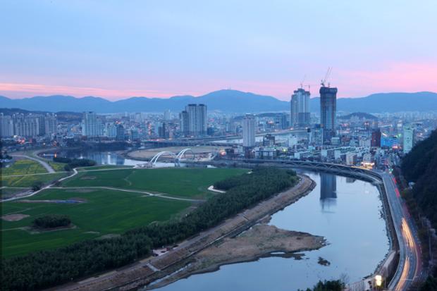 남산전망대에서 본 태화강변일출